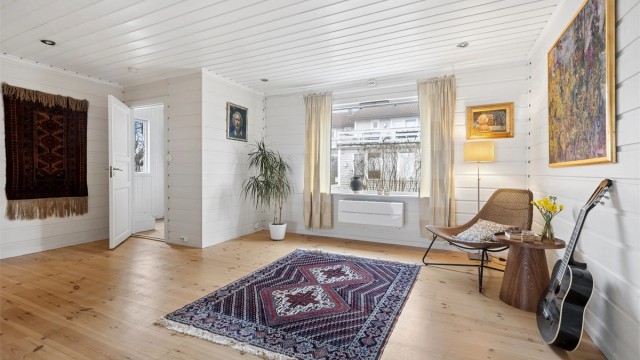 Stuen er gjennomgående med lys fra begge sider. Romløsningen åpner for flere innredningsmuligheter og har god plass til flere sofagrupper, spisegruppe og annet ønsket møblement.