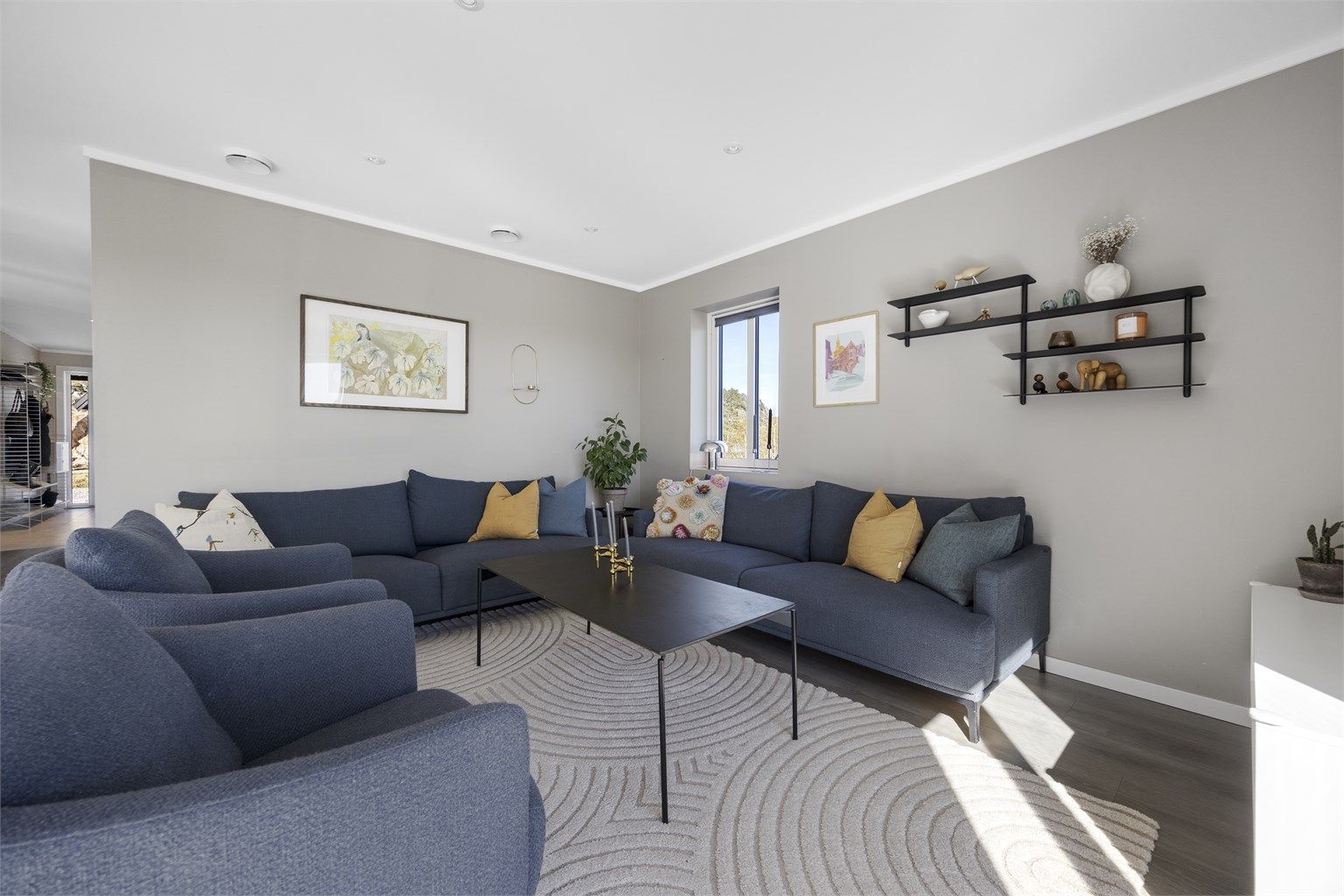 Stuen i første etasje er romslig og lett å møblere for ulike behov.