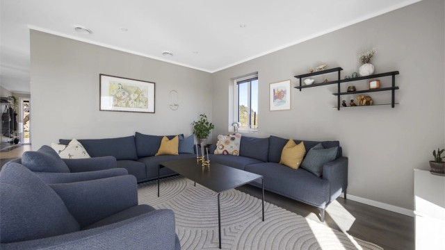 Stuen i første etasje er romslig og lett å møblere for ulike behov.