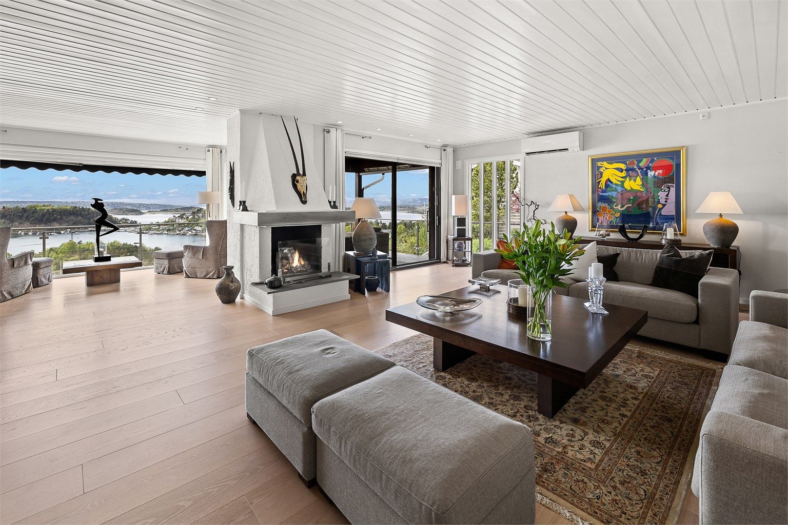 1. etasje: Lys og stor vinkelstue med store glassflater mot vest slik at du nyte utsikten fra hele stuen