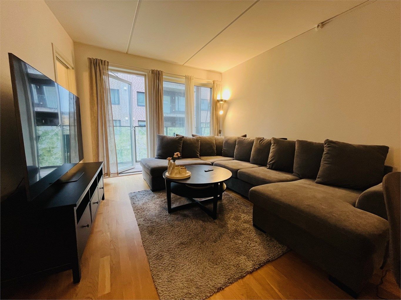 Hyggelig stue med utgang balkong. 