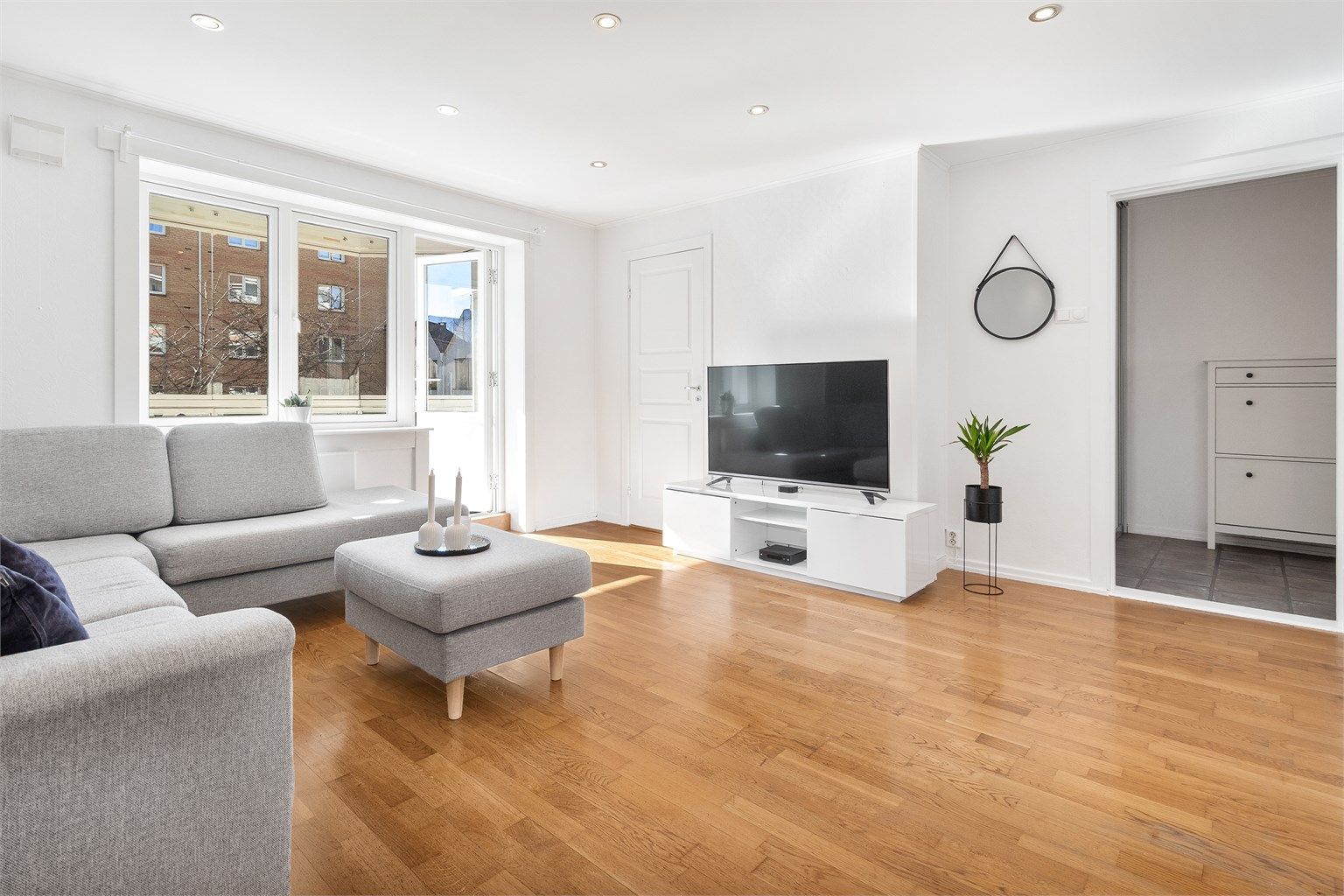 Eiendomsmegler Krogsveen v/Idriss Eliassy ønsker velkommen til Christoffer Hellums gate 9