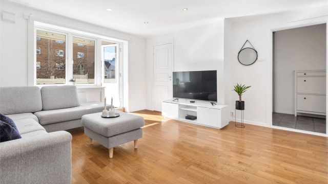 Eiendomsmegler Krogsveen v/Idriss Eliassy ønsker velkommen til Christoffer Hellums gate 9