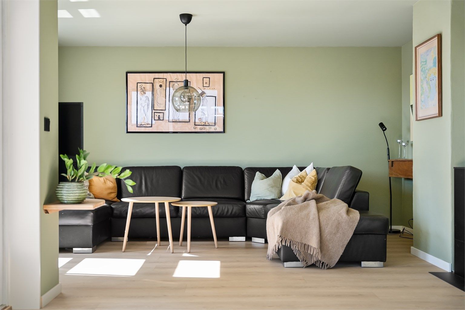 Stuen er enkel å møblere med plass til en romslig sofagruppe.