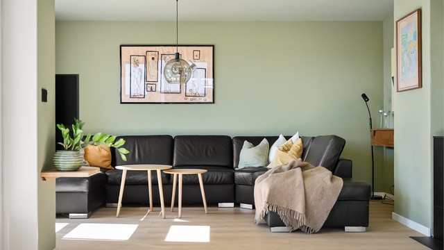 Stuen er enkel å møblere med plass til en romslig sofagruppe.