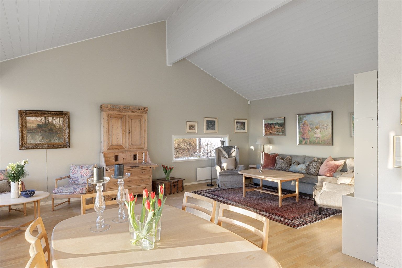 Åpen og sosial løsning mellom spisestue og sittegrupper.