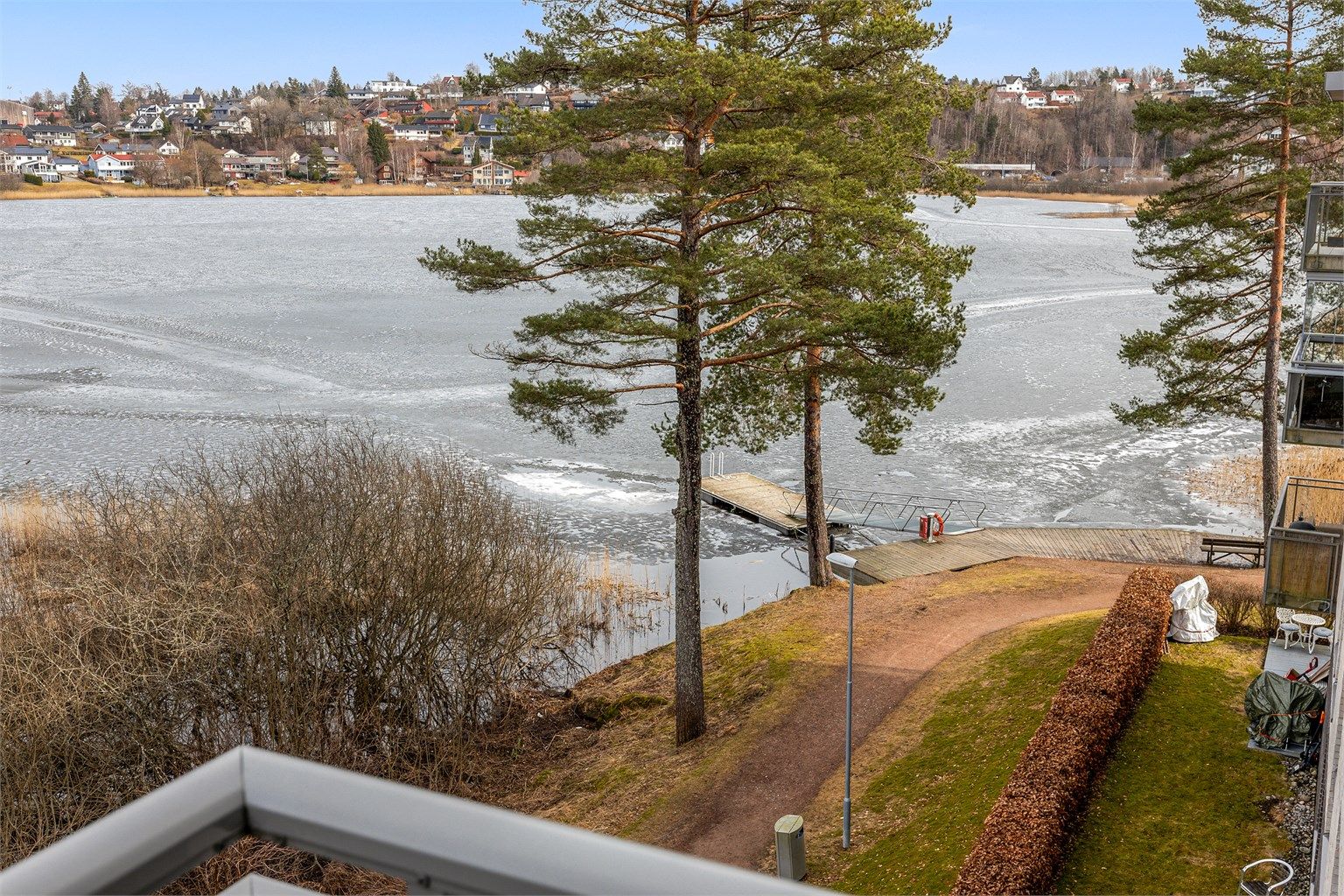 Badebrygge rett utenfor døra.