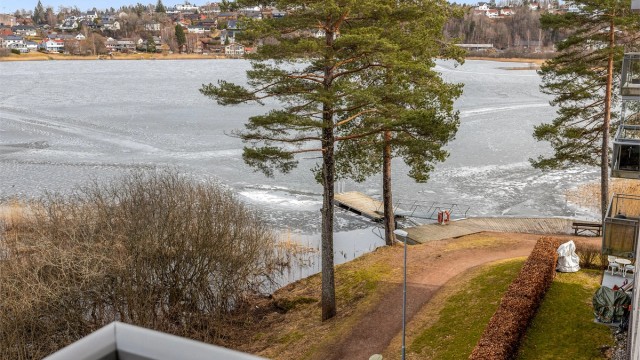 Badebrygge rett utenfor døra.