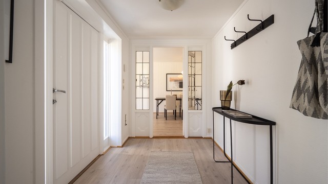 Entréen i den minste delen, har laminatgulv og plass til yttertøy.