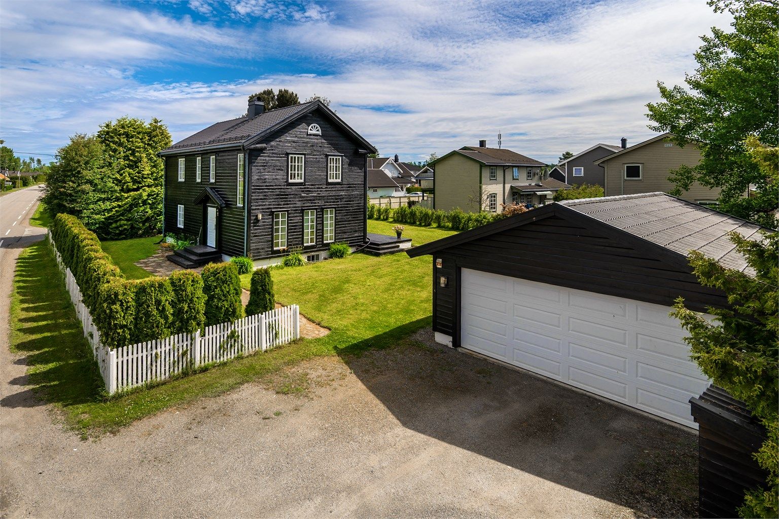 Eiendommen har en dobbelgarasje på 46 m² med leddport og portåpner.