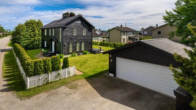 Eiendommen har en dobbelgarasje på 46 m² med leddport og portåpner.