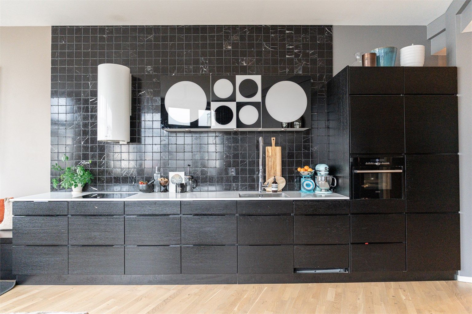 Mørke fronter og høytrykkslaminat benkeplate gir et rent og ryddig inntrykk, samtidig som de funksjonelle løsningene gjør hverdagen enkel.