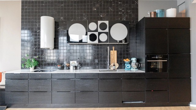 Mørke fronter og høytrykkslaminat benkeplate gir et rent og ryddig inntrykk, samtidig som de funksjonelle løsningene gjør hverdagen enkel.