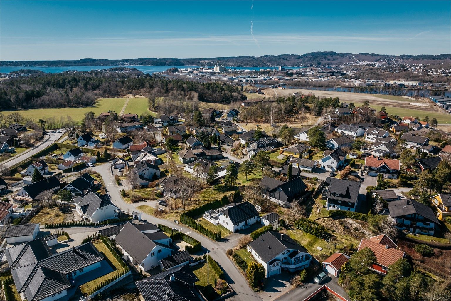 Busstopp ligger kun et par minutters gange unna, med gode forbindelser mot Larvik og Sandefjord.