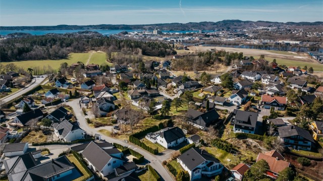 Busstopp ligger kun et par minutters gange unna, med gode forbindelser mot Larvik og Sandefjord.