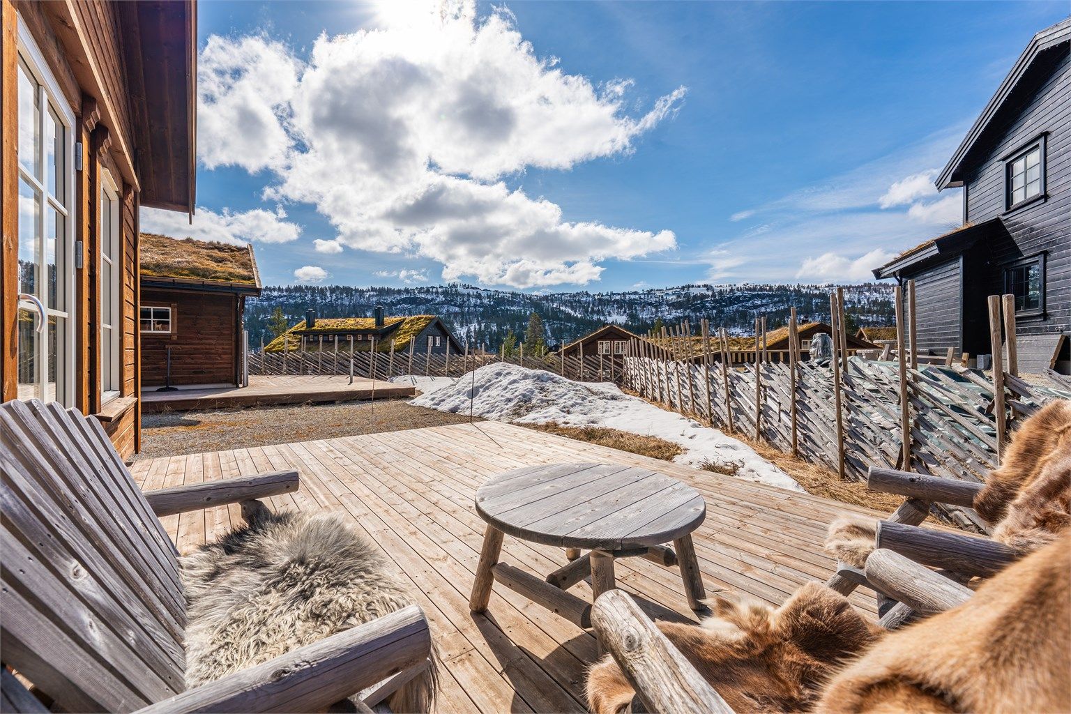 Velkommen til Løefjellslii 24. Solrik terrasse.