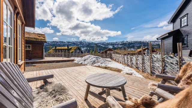 Velkommen til Løefjellslii 24. Solrik terrasse.
