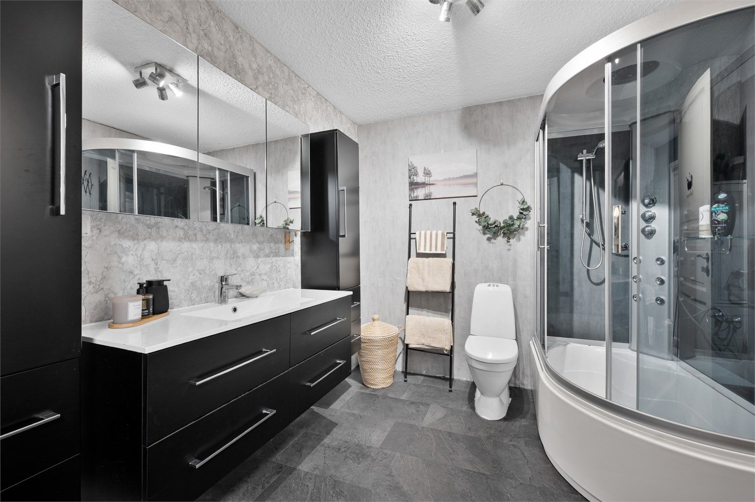 Badet ble oppgradert i 2022 med blant annet n
y innredning, toalett og dusjkabinett.