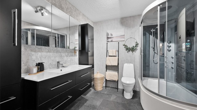 Badet ble oppgradert i 2022 med blant annet n
y innredning, toalett og dusjkabinett.