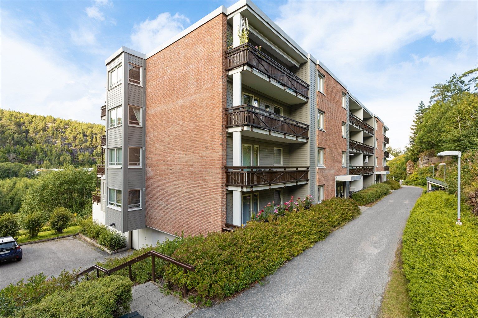 Her får du en gjennomgående stor toppleilighet i 4 etg, med heis!. Gode uteplasser som gir sol hele dagen. Foto: Trond Reder