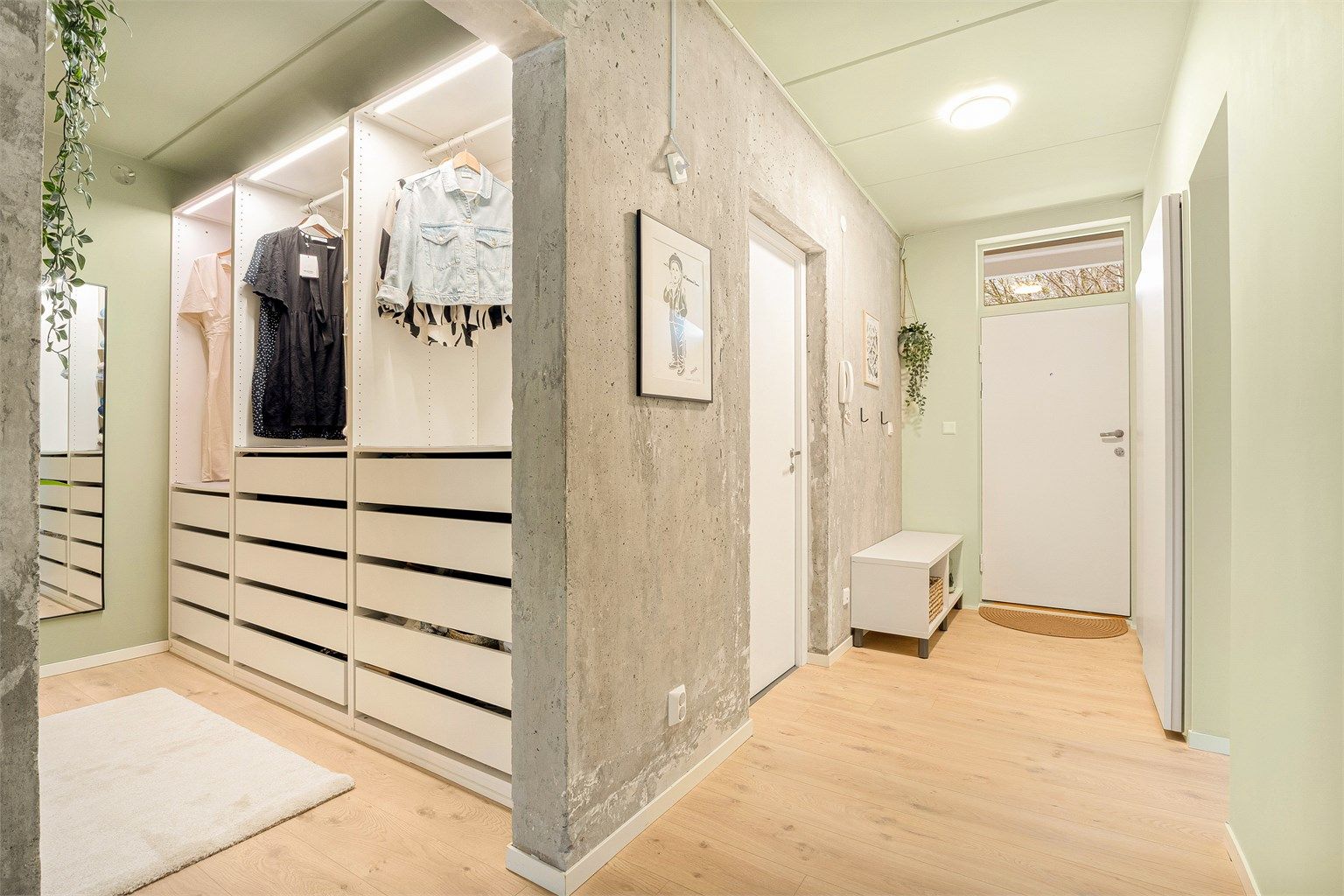 Leiligheten har mange gode løsninger for garderobe og oppbevaring. 