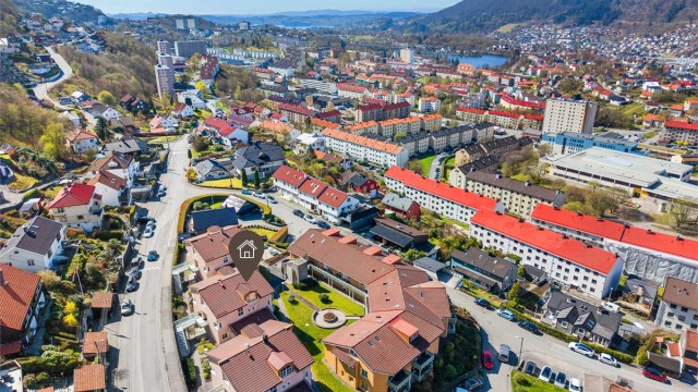 Leiligheten ligger sentralt på Landås. Her bor du i rolige omgivelser.