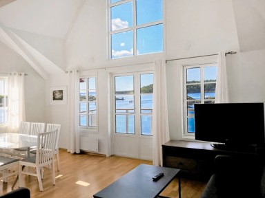 Lys og trivelig leilighet med hyggelig stue/ spisestue og utgang til balkongen 