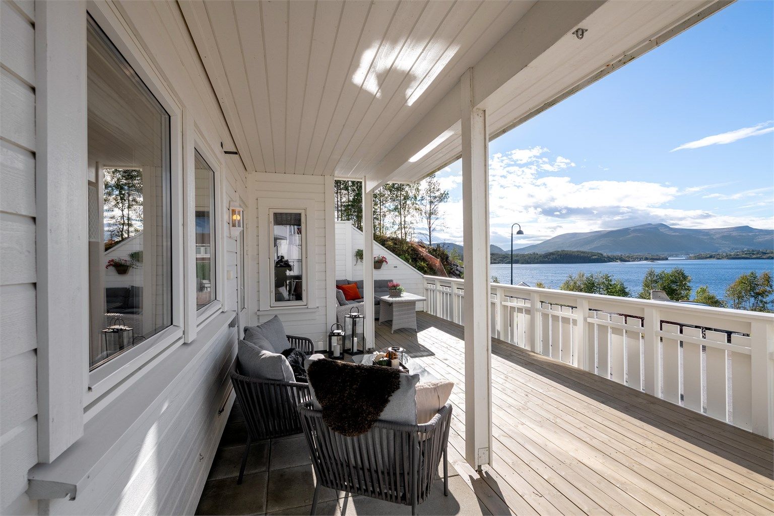 Vestvendt terrasse på ca. 41 kvm med utsikt mot Borgundfjorden og Sulafjellet.
Foto: Stian Wiik
