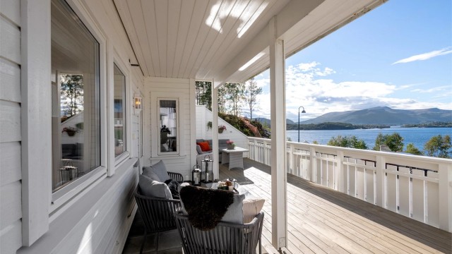 Vestvendt terrasse på ca. 41 kvm med utsikt mot Borgundfjorden og Sulafjellet.
Foto: Stian Wiik