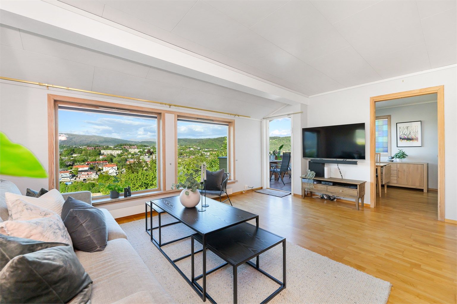 Fra stuen er det utgang til altan. 