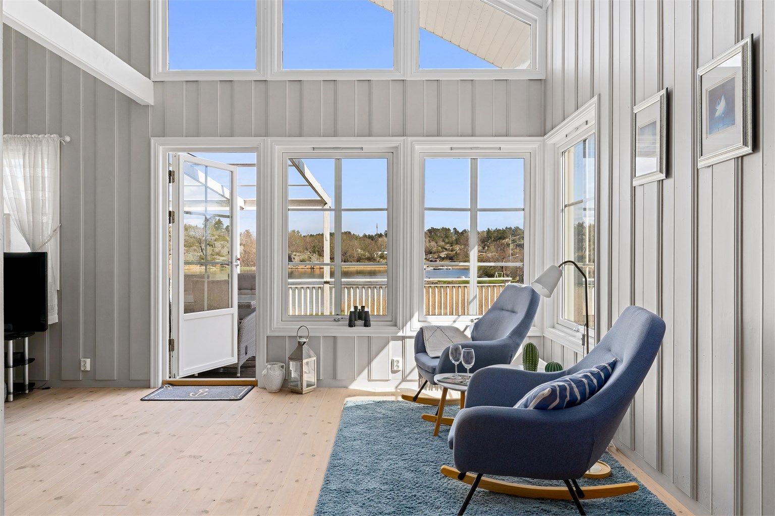 I stuen får du utgang til terrasse og flott utsikt via store panoramavinduer mot øst. 