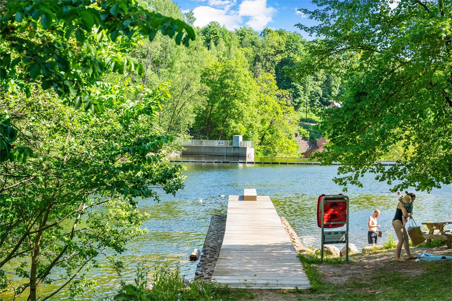 Rekreasjonsmulighetene er mange, med både marka og vann i umiddelbar nærhet.