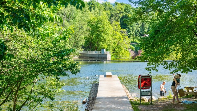 Rekreasjonsmulighetene er mange, med både marka og vann i umiddelbar nærhet.
