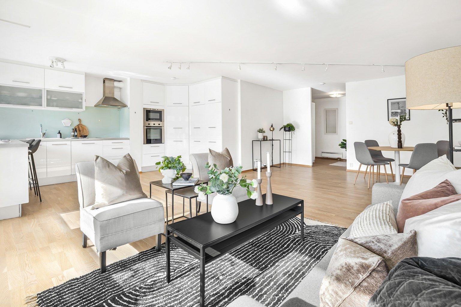 Lys og pen leilighet med åpen stue- og kjøkkenløsning - Gjennomgående god standard