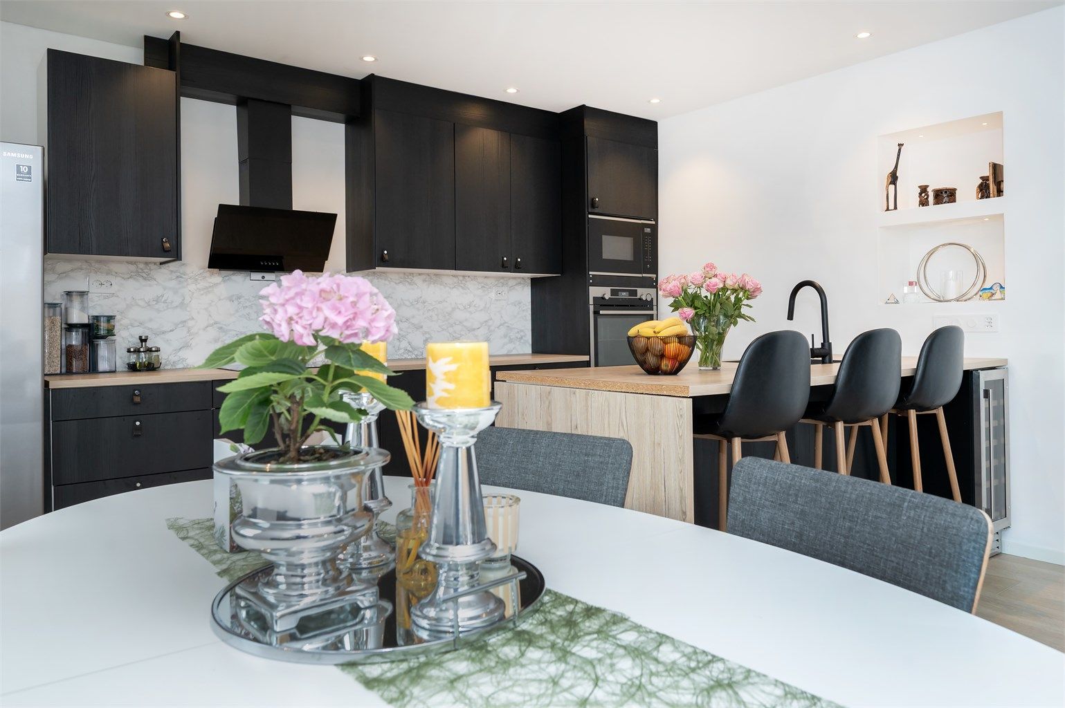 Kjøkkenet har en sosial kjøkkenøy med barløsning, ideell for raske måltider eller som en ekstra arbeidsflate.