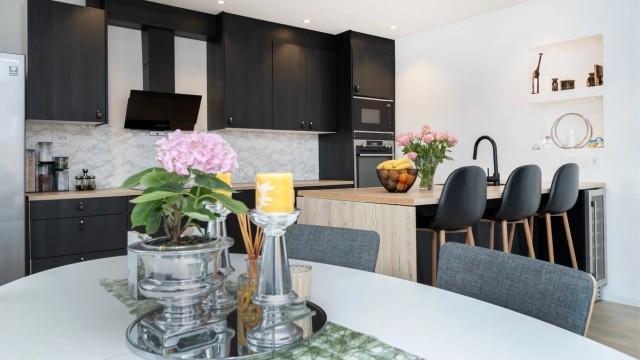 Kjøkkenet har en sosial kjøkkenøy med barløsning, ideell for raske måltider eller som en ekstra arbeidsflate.