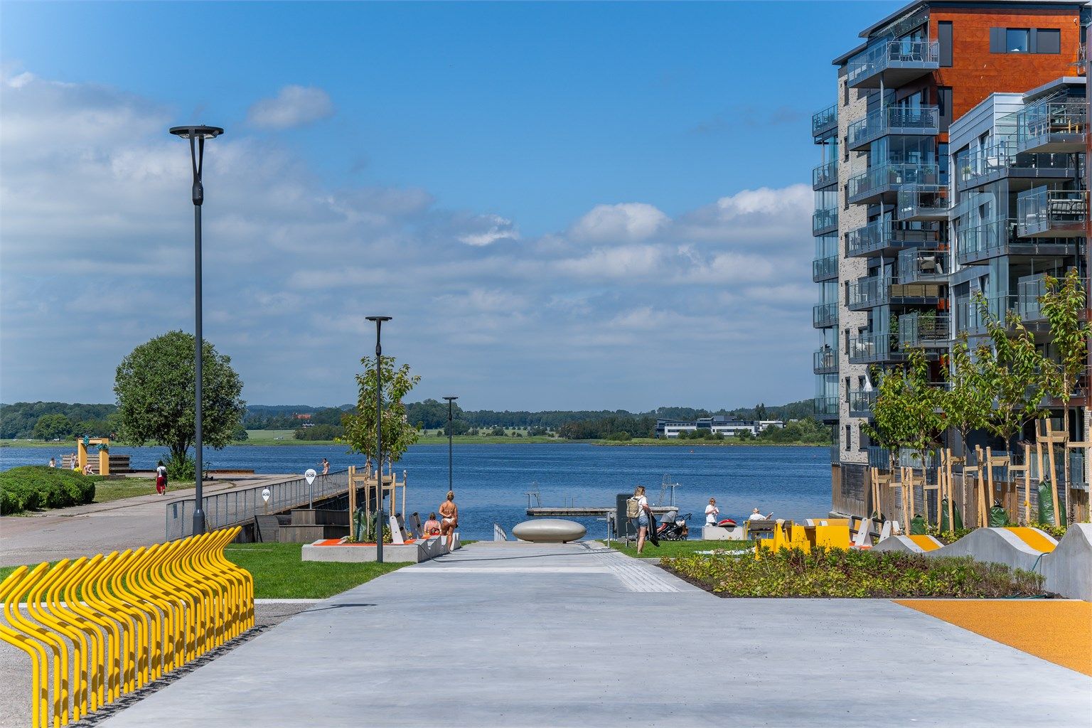 Pent opparbeidet med lekeplass og sykkelparkering.