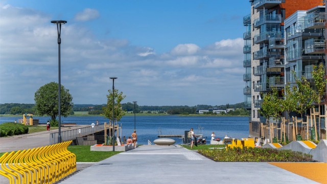 Pent opparbeidet med lekeplass og sykkelparkering.