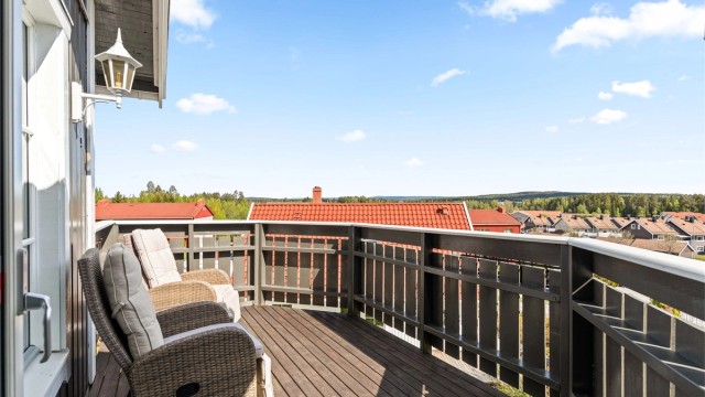 En av to balkonger med utgang fra stuen. Begge er på 9 m².