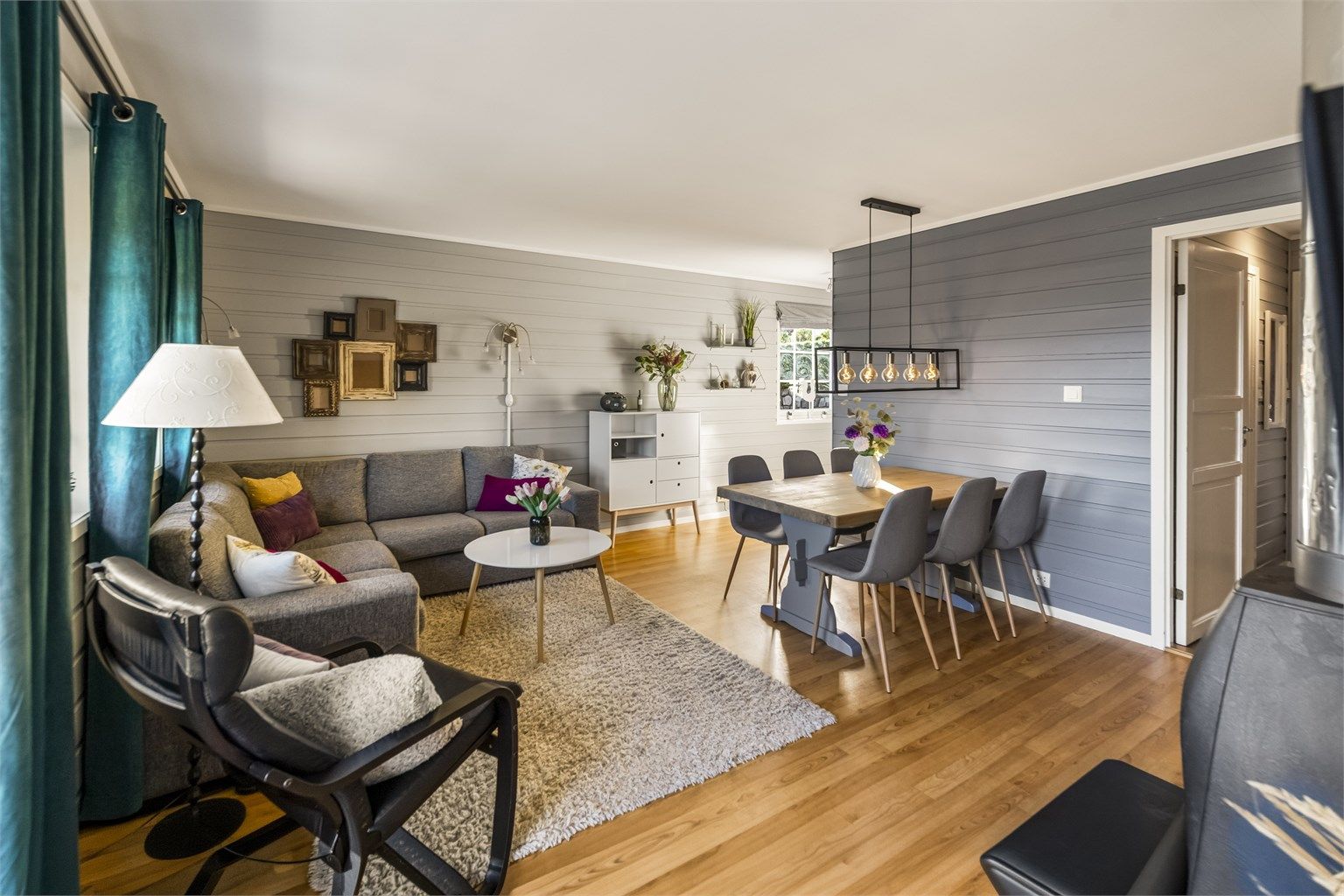 Stuen er et sosialt samlingspunkt med plass til både en romslig sofagruppe og spisebord.