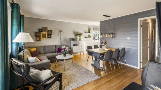 Stuen er et sosialt samlingspunkt med plass til både en romslig sofagruppe og spisebord.