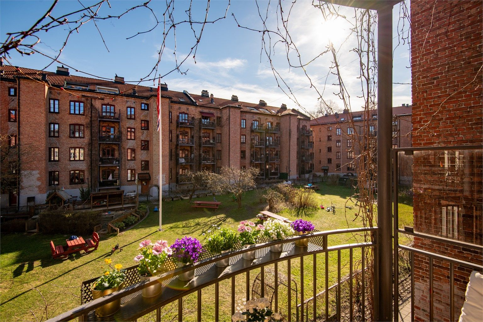 Fra stuen er det adkomst til balkong mot rolig bakgård, og som fungerer som en forlengelse av rommet på varme sommerdager.
