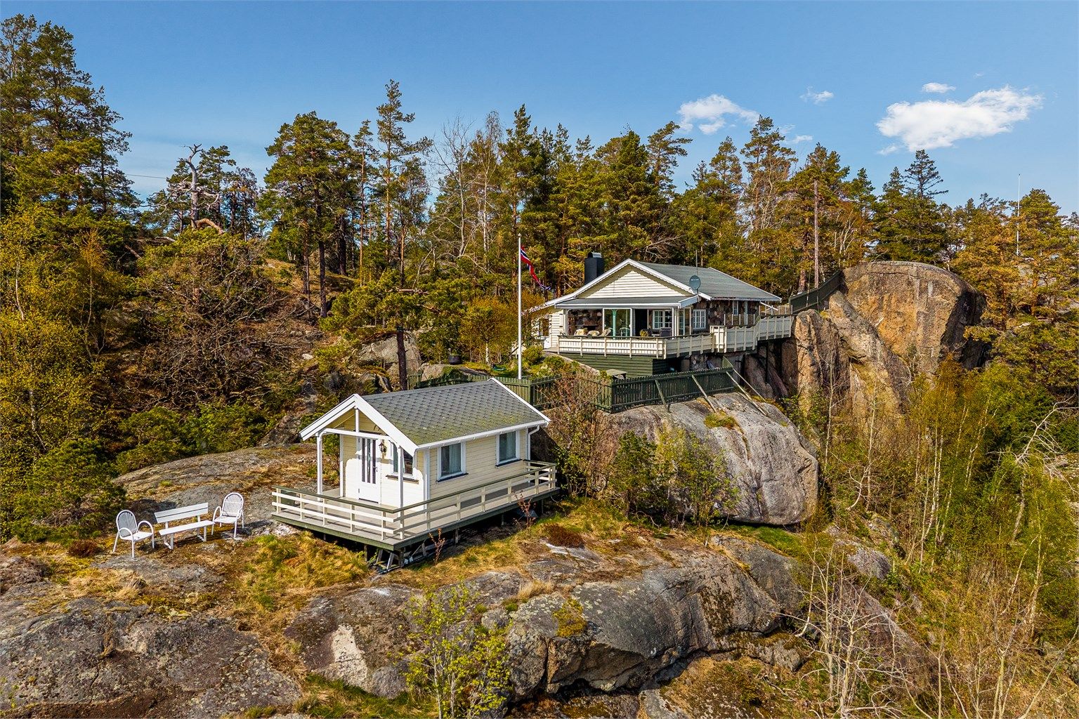 Eiendommen ligger høyt og fritt til i terrenget med en meget usjenert beliggenhet.