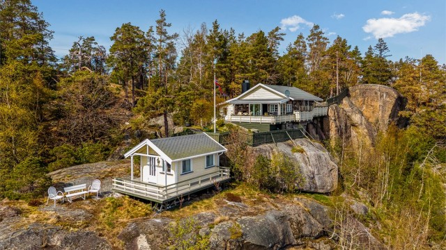 Eiendommen ligger høyt og fritt til i terrenget med en meget usjenert beliggenhet.