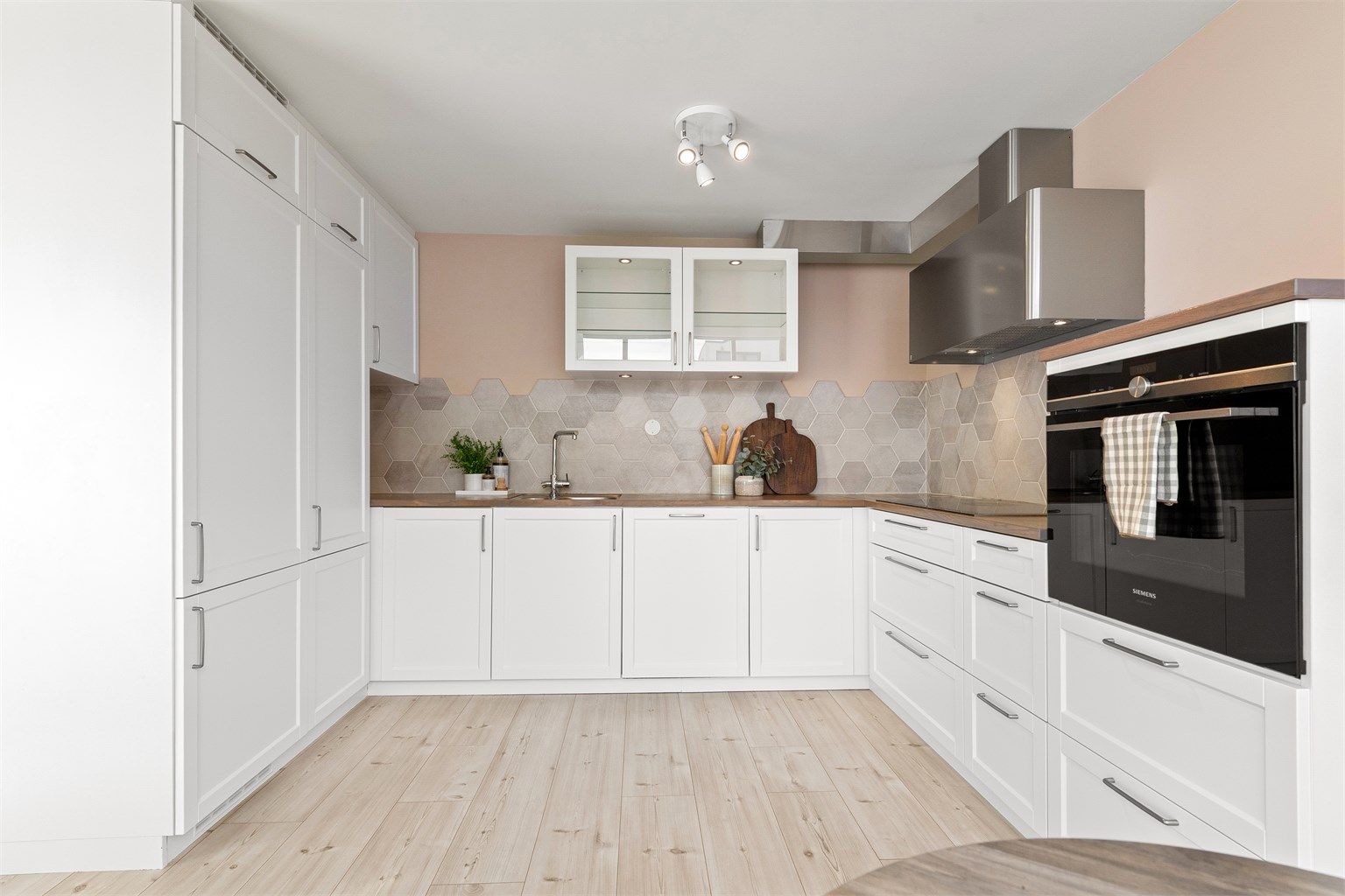 Kvik-kjøkken fra 2018 med profilerte fronter, benkeplate i tre og rikelig med skap- og benkeplass