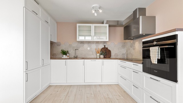 Kvik-kjøkken fra 2018 med profilerte fronter, benkeplate i tre og rikelig med skap- og benkeplass