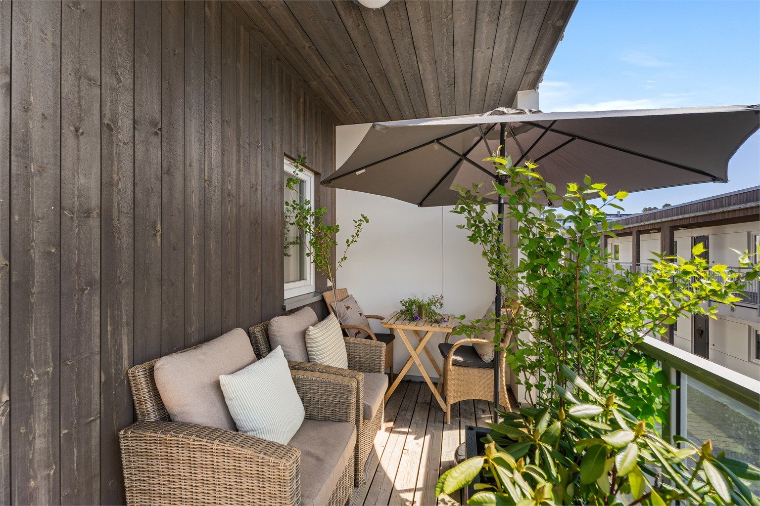 Solrik balkong med plass til sittegruppe, beplantning og grill 