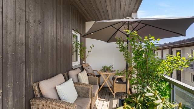 Solrik balkong med plass til sittegruppe, beplantning og grill