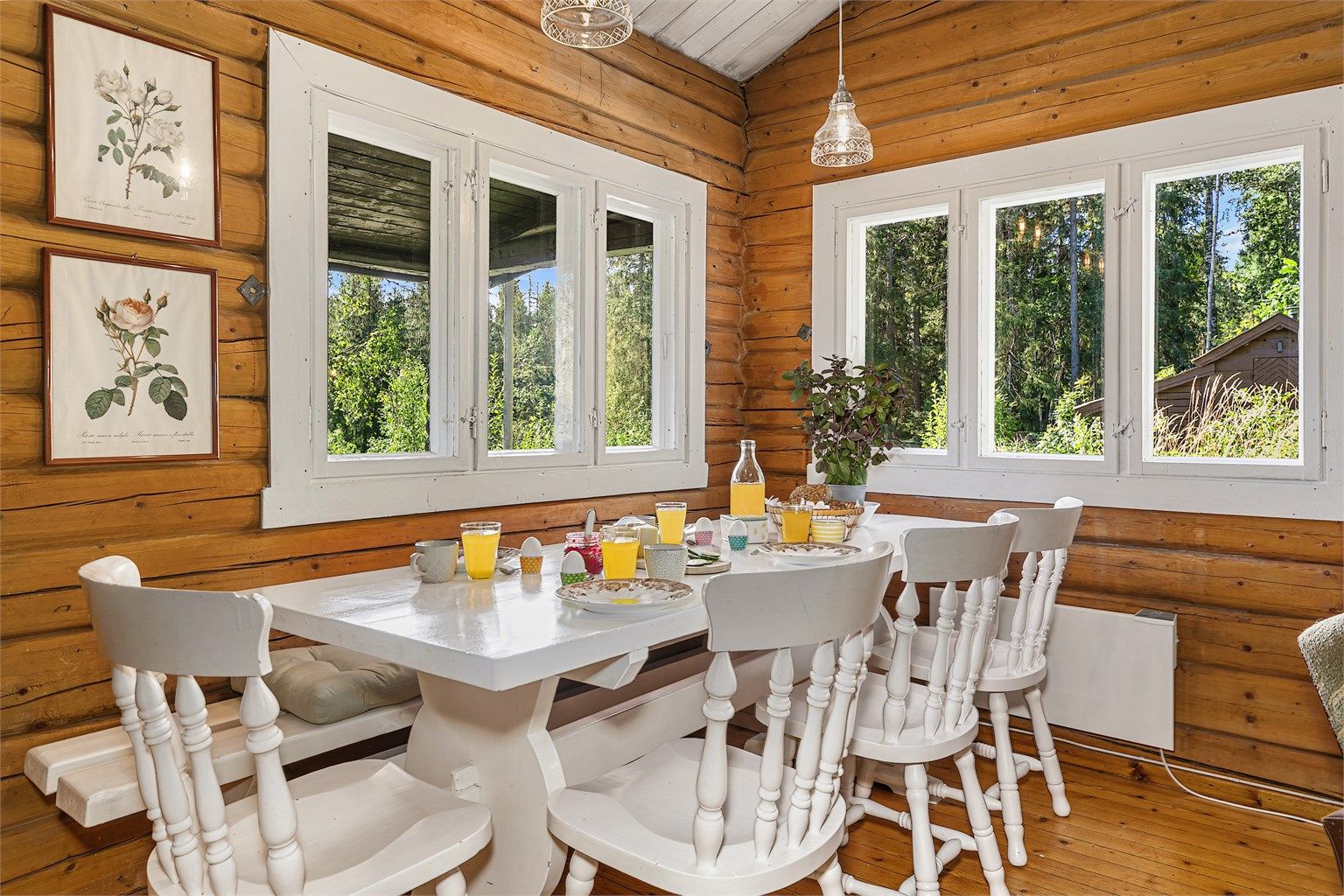 Vinduer i flere retninger gir godt med naturlig lys gjennom hele dagen