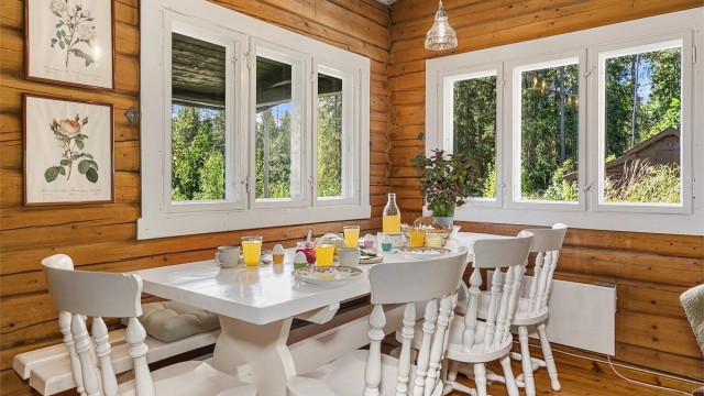 Vinduer i flere retninger gir godt med naturlig lys gjennom hele dagen